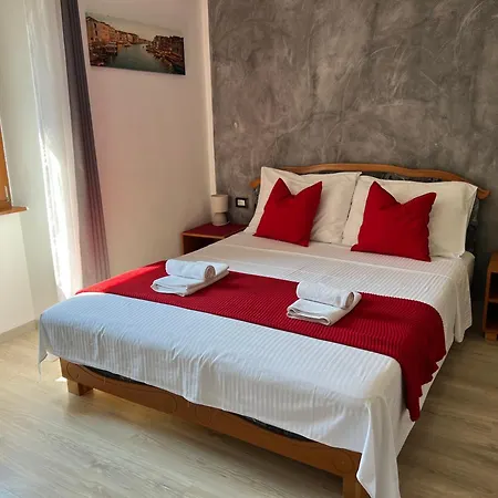 华伦天奴旅馆 波雷奇