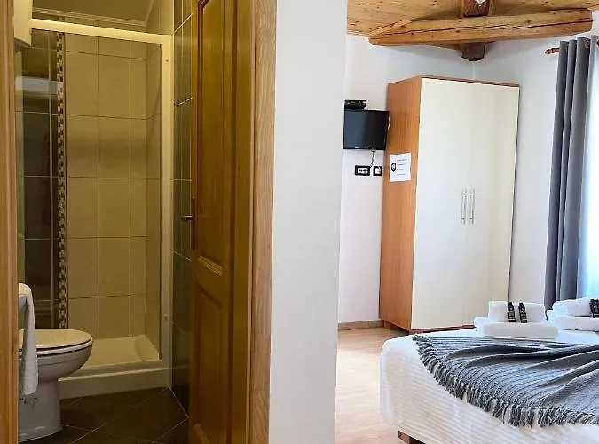 华伦天奴旅馆 波雷奇