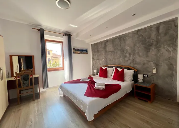 华伦天奴旅馆 波雷奇